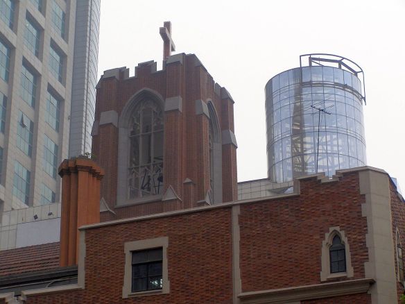 Die Moore Memorial Church liegt anhe am Volkspark in Shanghai und ist umgeben von modernen Hochhäusern (2011)